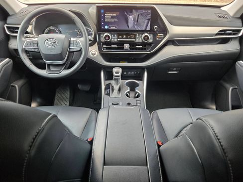 Used 2024 Toyota Highlander XLE AWD/4WD image 17