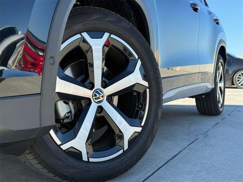 New 2026 Volkswagen Tiguan SE image 2