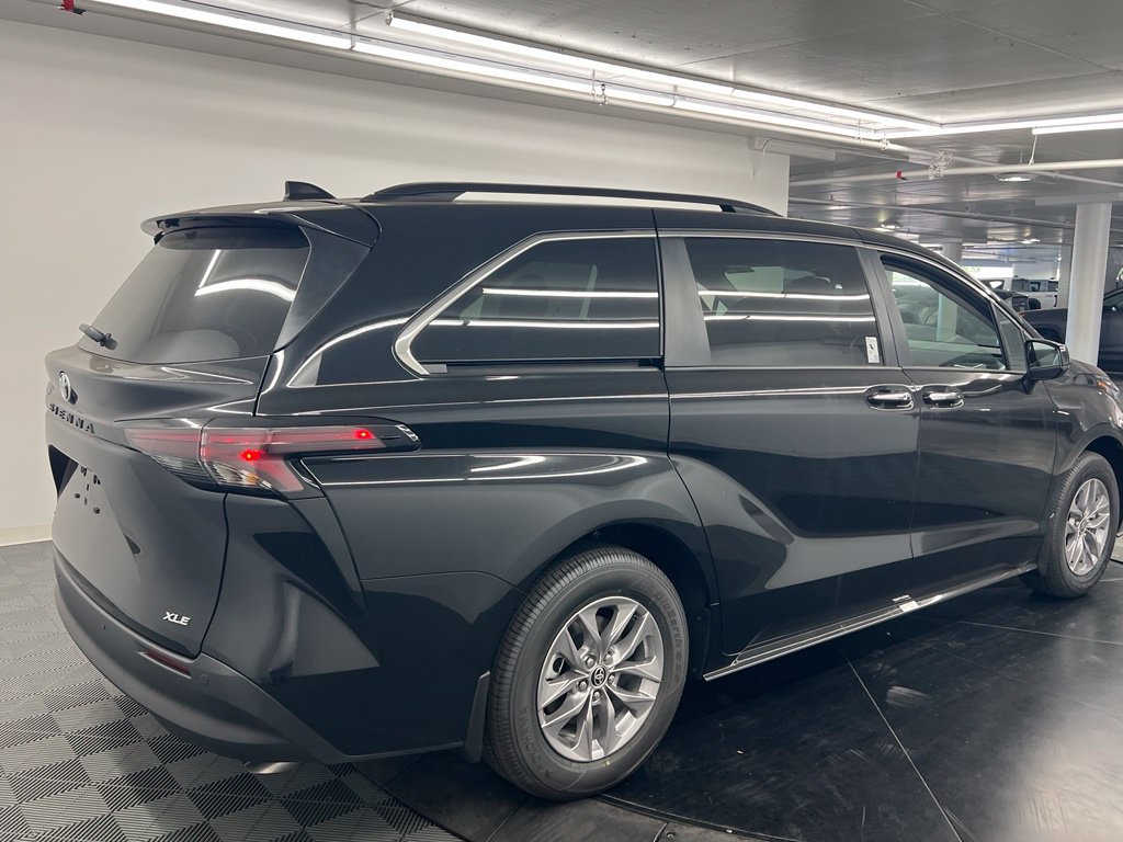 Used 2026 Toyota Sienna XLE FWD image 5