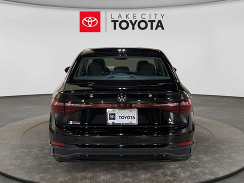 Used 2025 Volkswagen Jetta SE FWD image 7