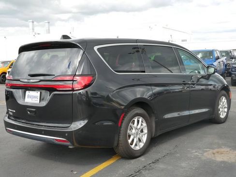 Used 2023 Chrysler Pacifica Touring-L FWD image 4