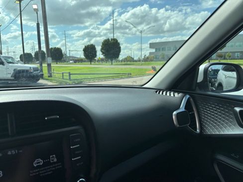 Used 2025 Kia Soul LX w/ LX Technology Package FWD image 32
