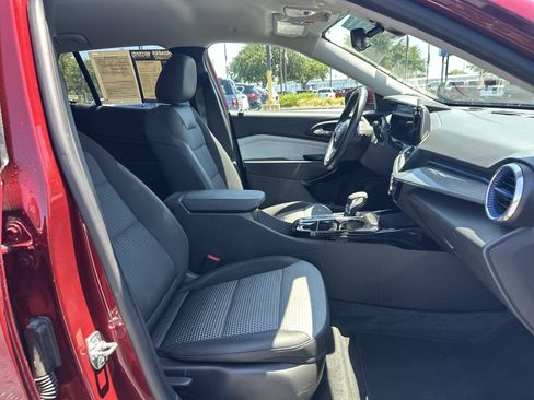 Used 2025 Chevrolet Trax LT w/ LT Convenience Package FWD image 22