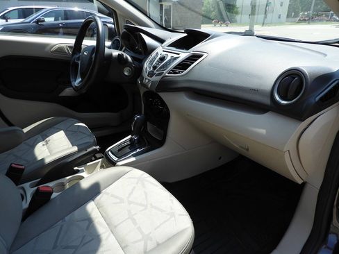 Used 2013 Ford Fiesta SE FWD image 25