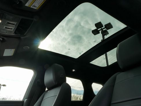 Used 2024 Land Rover Range Rover Evoque Dynamic SE image 36