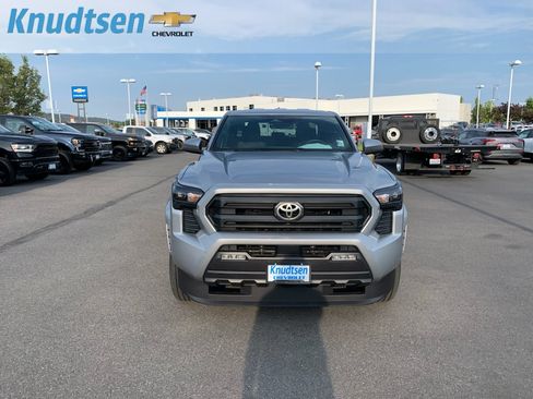 Used 2025 Toyota Tacoma SR5 AWD/4WD image 2