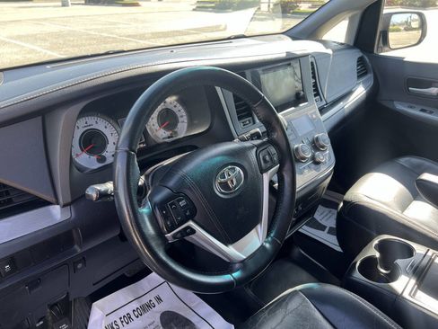 Used 2015 Toyota Sienna SE Premium image 32