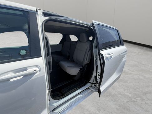 Used 2025 Toyota Sienna LE FWD image 22