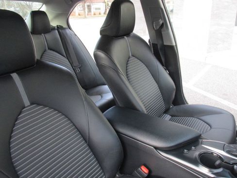 Used 2018 Toyota Camry SE image 3