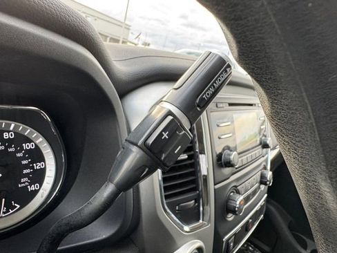 Used 2018 Nissan Titan SV image 11