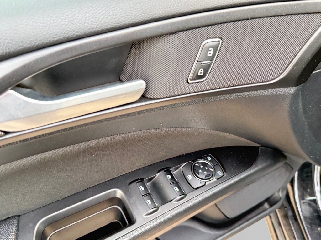 Used 2018 Ford Fusion SE w/ Equipment Group 201A FWD image 17