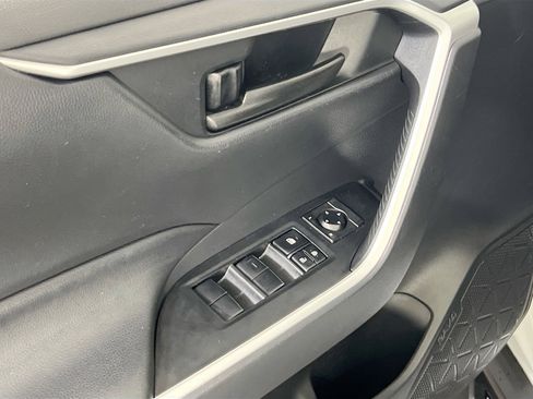 Used 2019 Toyota RAV4 LE image 17