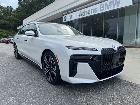 Used 2025 BMW i7 xDrive60 image 2