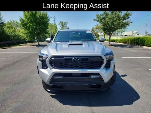 Used 2025 Toyota Tacoma TRD Sport AWD/4WD image 2