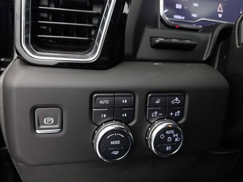 Used 2024 GMC Sierra 1500 Denali w/ Technology Package AWD/4WD image 11