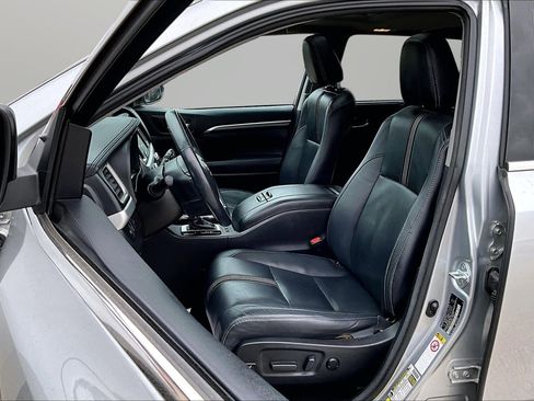 Used 2017 Toyota Highlander SE AWD/4WD image 16