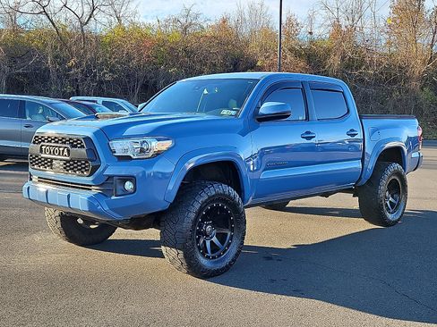 Used 2019 Toyota Tacoma TRD Sport image 3