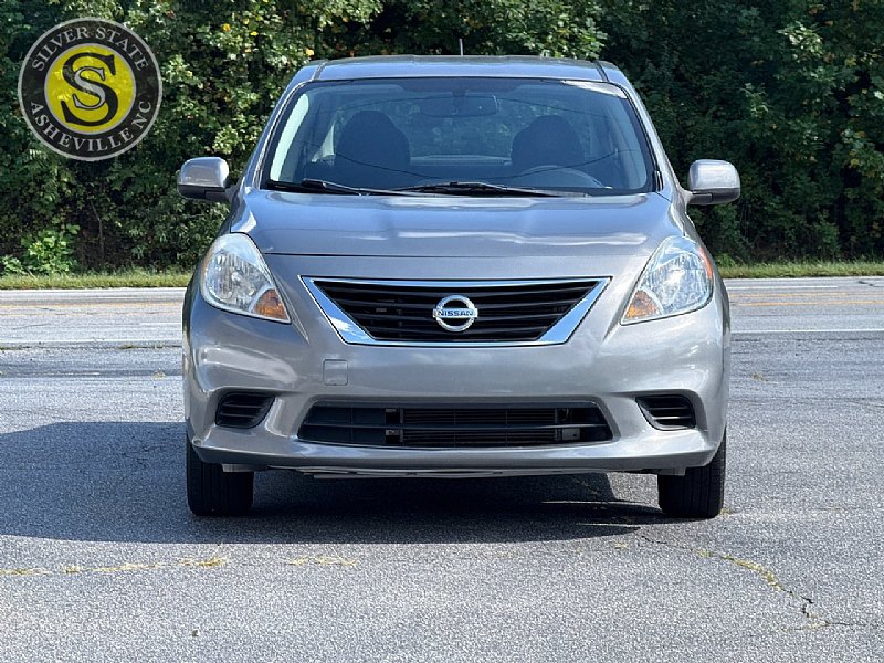 Used 2013 Nissan Versa SV FWD image 2