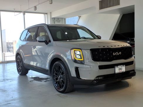 Used 2022 Kia Telluride SX w/ SX Prestige Package AWD/4WD image 3