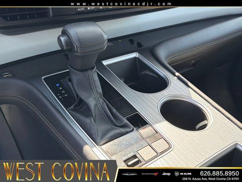 Used 2025 Toyota Sienna LE FWD image 28