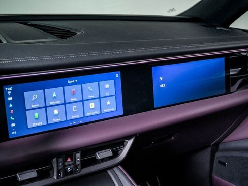 Certified 2025 Porsche Macan 4S Electric AWD/4WD image 21