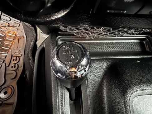 Used 2017 Jeep Wrangler Unlimited Sahara image 23