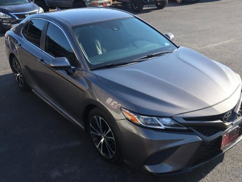 Used 2019 Toyota Camry SE w/ Carpet Mat Package image 12