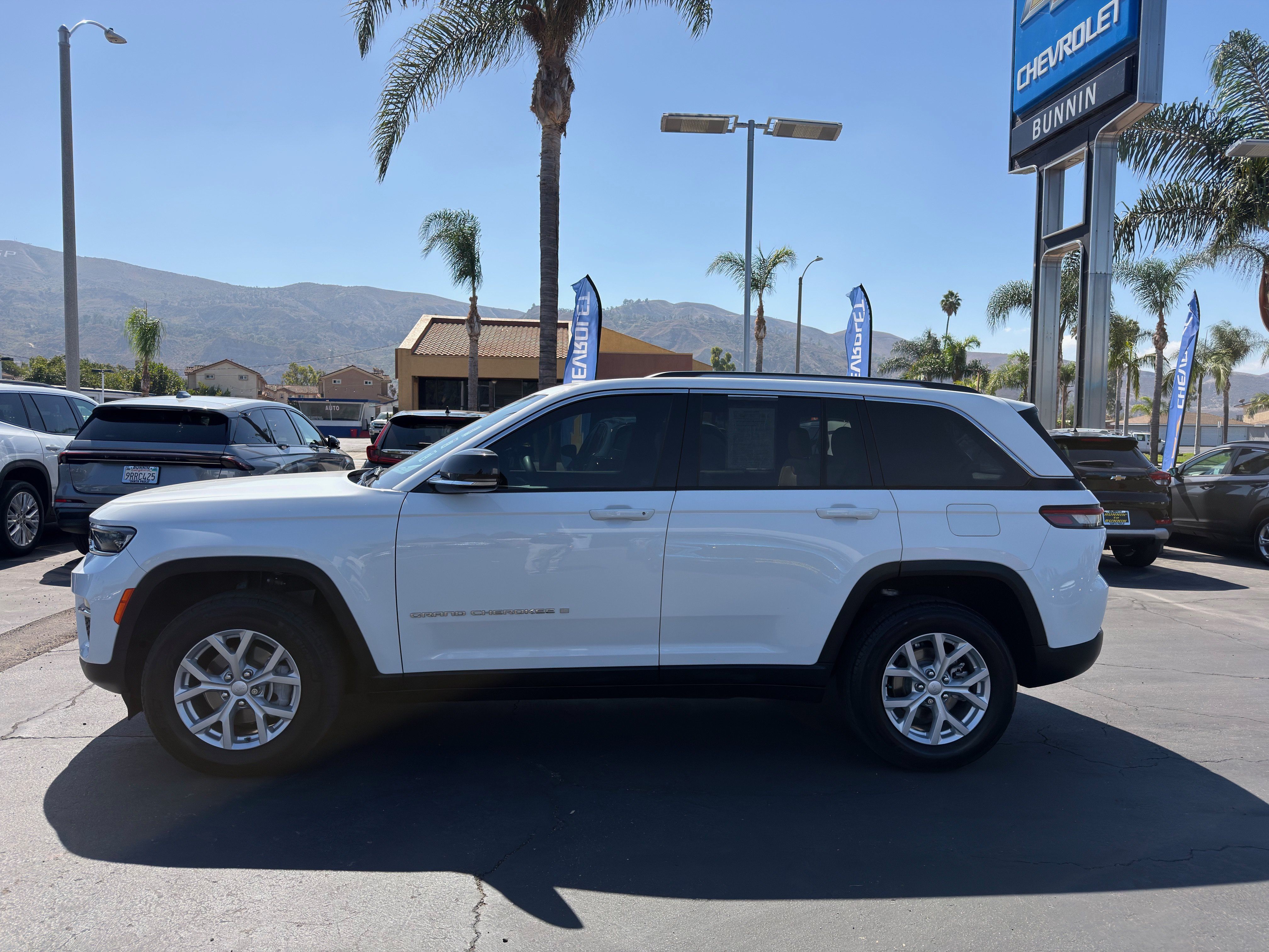 Used 2023 Jeep Grand Cherokee Limited w/ Trailer Tow Prep Group (B) AWD/4WD image 5