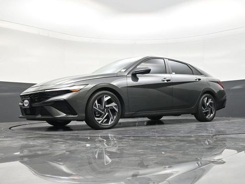 Used 2025 Hyundai Elantra SEL FWD image 21