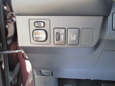 Used 2017 Toyota RAV4 XLE AWD/4WD image 13