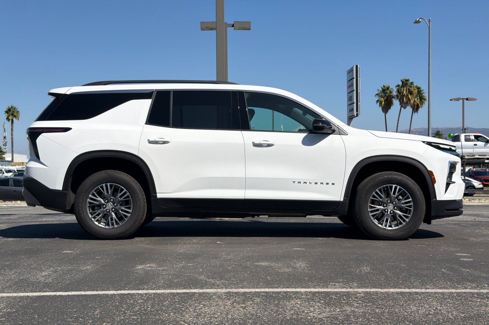 Used 2025 Chevrolet Traverse LT FWD image 3