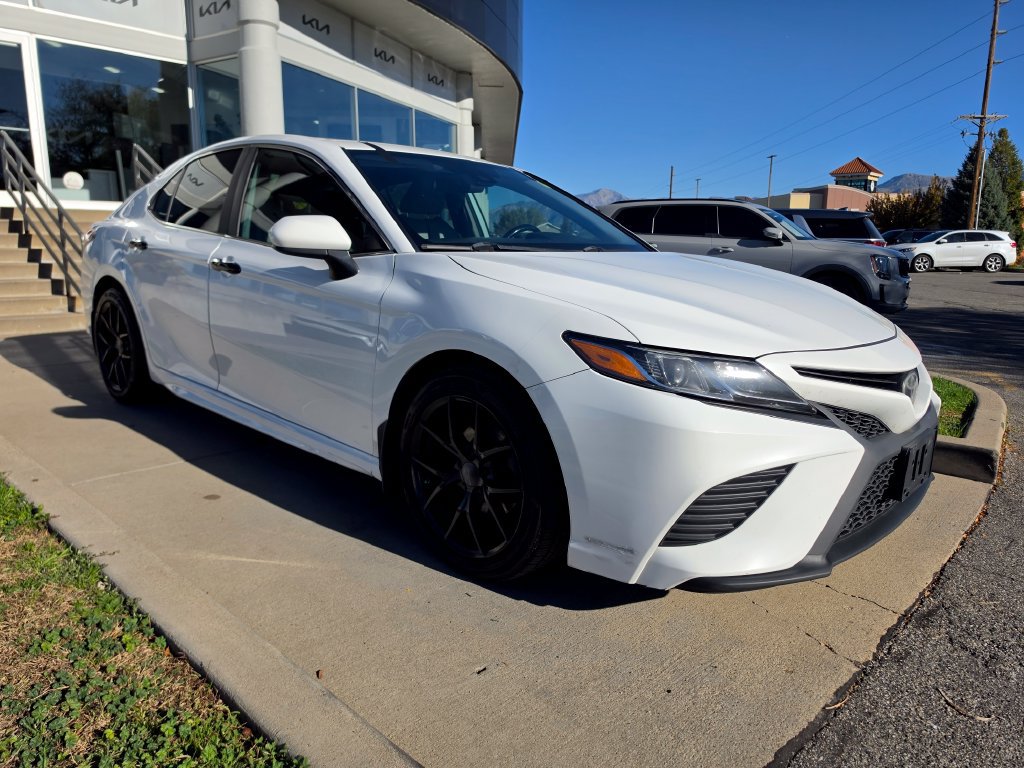 Used 2019 Toyota Camry SE FWD image 3