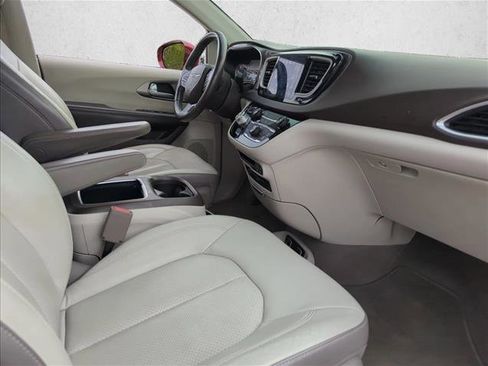 Used 2017 Chrysler Pacifica Touring-L Plus w/ Tire & Wheel Group image 12