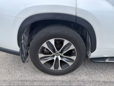 Used 2024 Toyota Highlander XLE FWD image 15