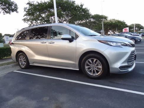 Used 2021 Toyota Sienna LE w/ LE Plus Package FWD image 5