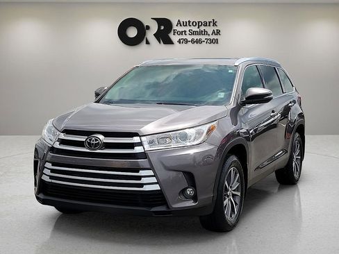 Used 2019 Toyota Highlander XLE FWD image 2