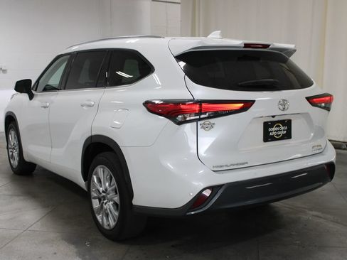 Used 2023 Toyota Highlander Limited FWD image 7
