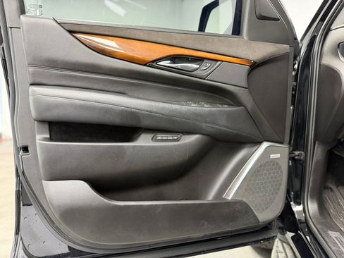 Used 2017 Cadillac Escalade Luxury AWD/4WD image 30