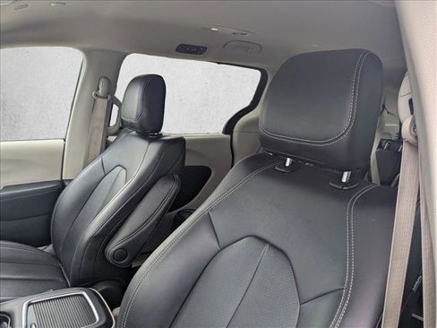 Used 2024 Chrysler Pacifica Touring-L FWD image 14