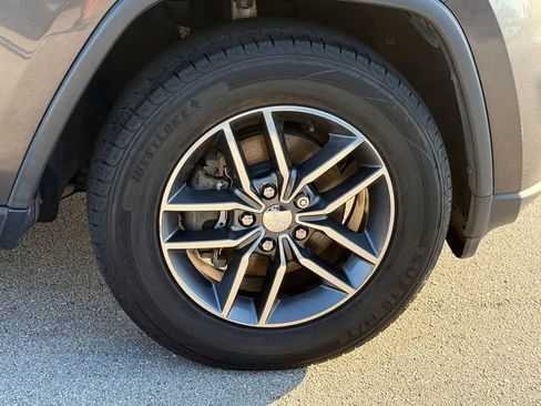 Used 2018 Jeep Grand Cherokee Laredo RWD image 9