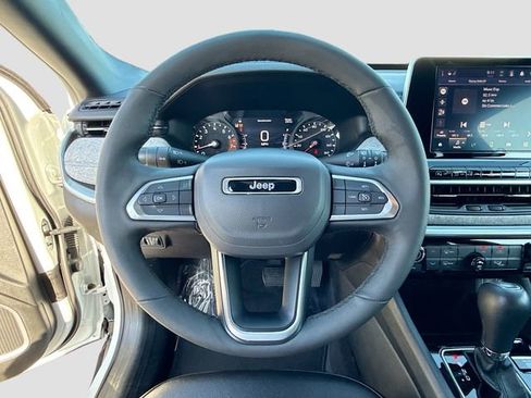 Used 2025 Jeep Compass Latitude AWD/4WD image 11