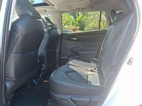 Used 2023 Toyota Highlander XLE AWD/4WD image 10