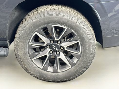 Used 2021 Chevrolet Suburban Z71 w/ Z71 Signature Package AWD/4WD image 9
