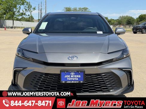 Used 2025 Toyota Camry SE w/ Convenience Package image 3