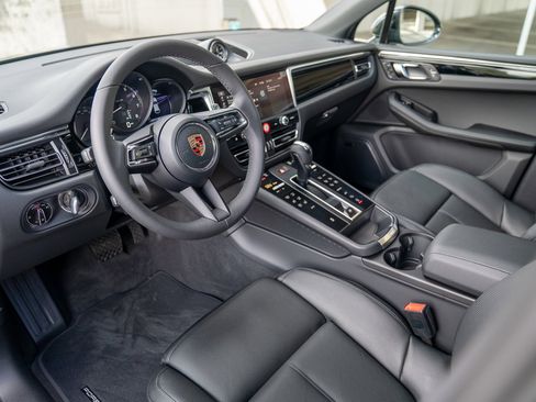 Certified 2025 Porsche Macan AWD/4WD image 4