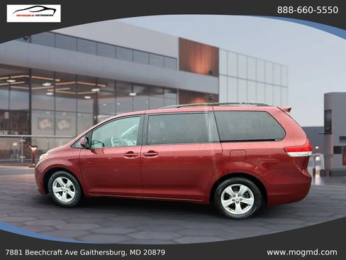 Used 2012 Toyota Sienna LE image 2