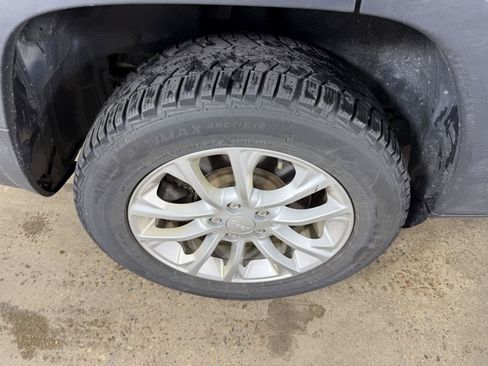 Used 2019 Jeep Cherokee Latitude w/ Cold Weather Group AWD/4WD image 25