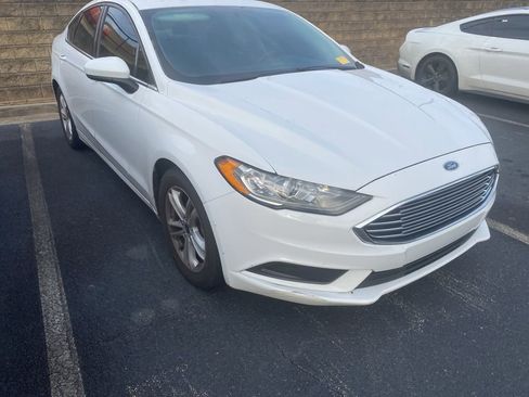 Used 2018 Ford Fusion SE w/ Fusion SE Technology Package image 2