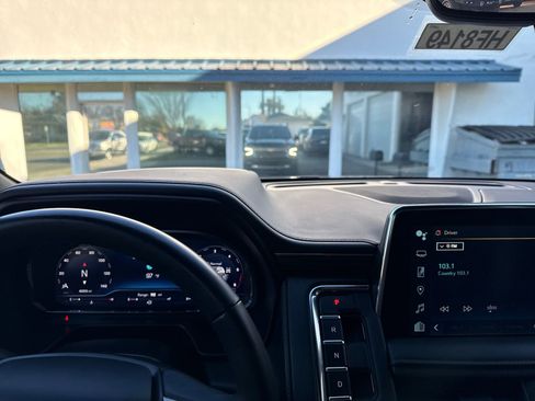 Used 2024 Chevrolet Suburban High Country image 17