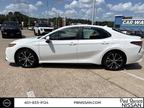 Used 2020 Toyota Camry SE FWD image 11